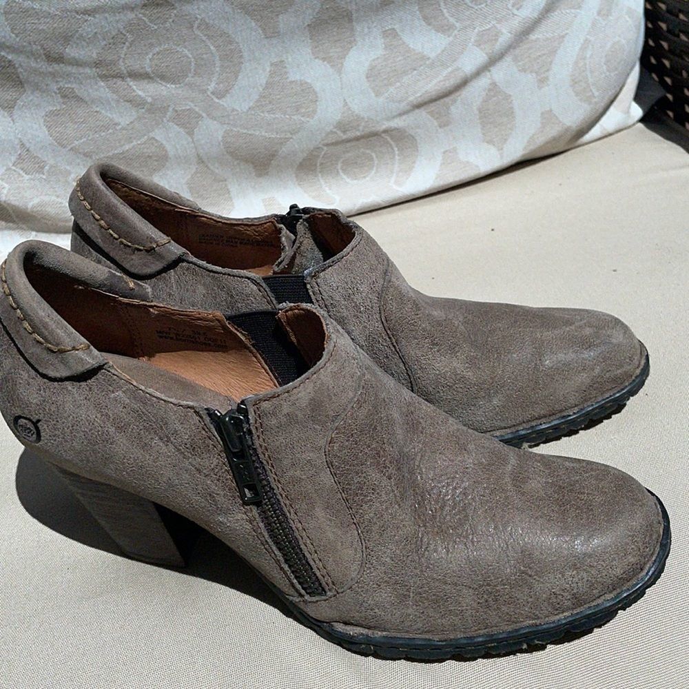 Born leather shoe booties size 7.5